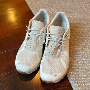 On Cloud running shoes in white/sand